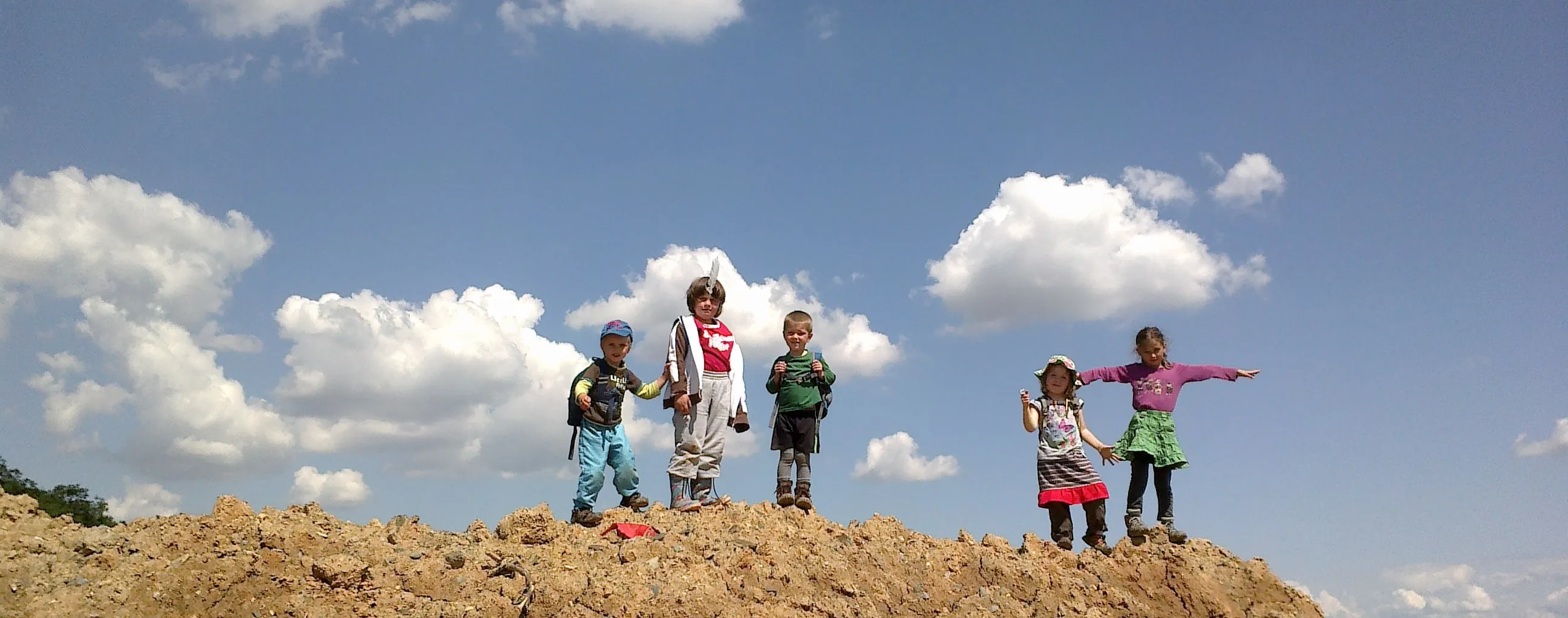 Děti stojící na skále